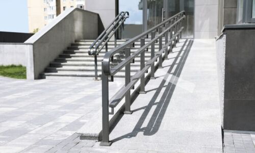 Escaliers extérieurs avec rampe et garde-corps en métal